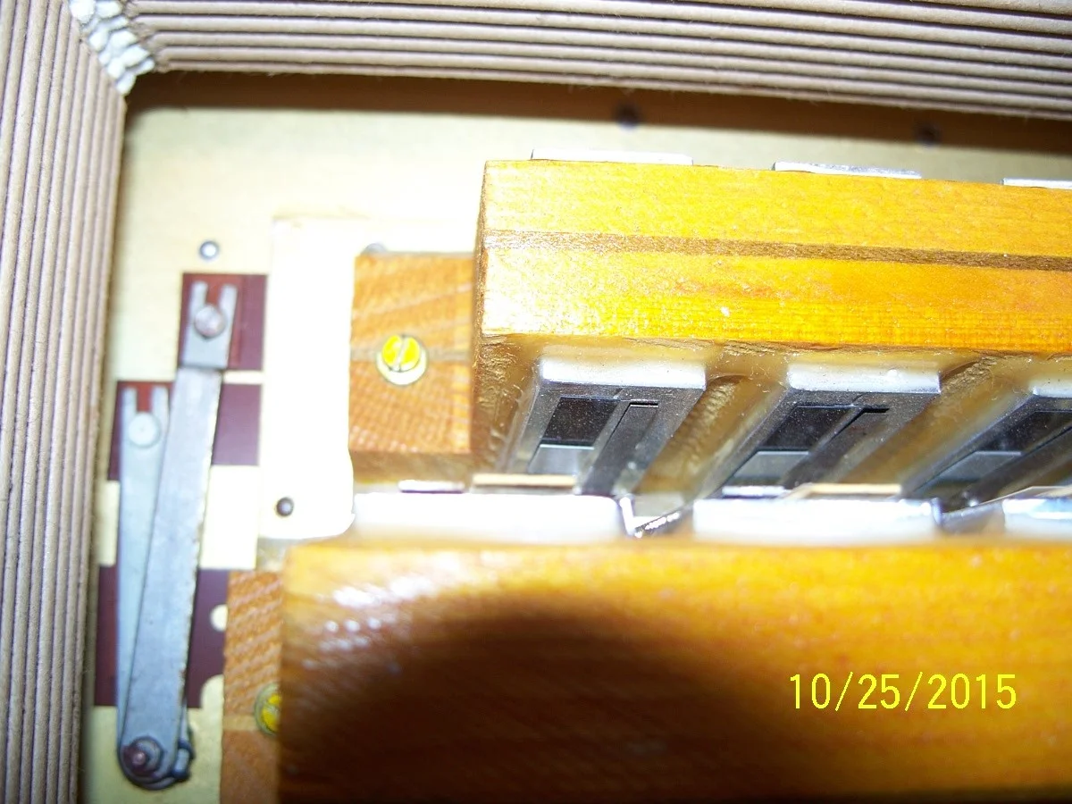 HohnerLuciaIIIP-Stimmzungen-Schrauben 001.webp