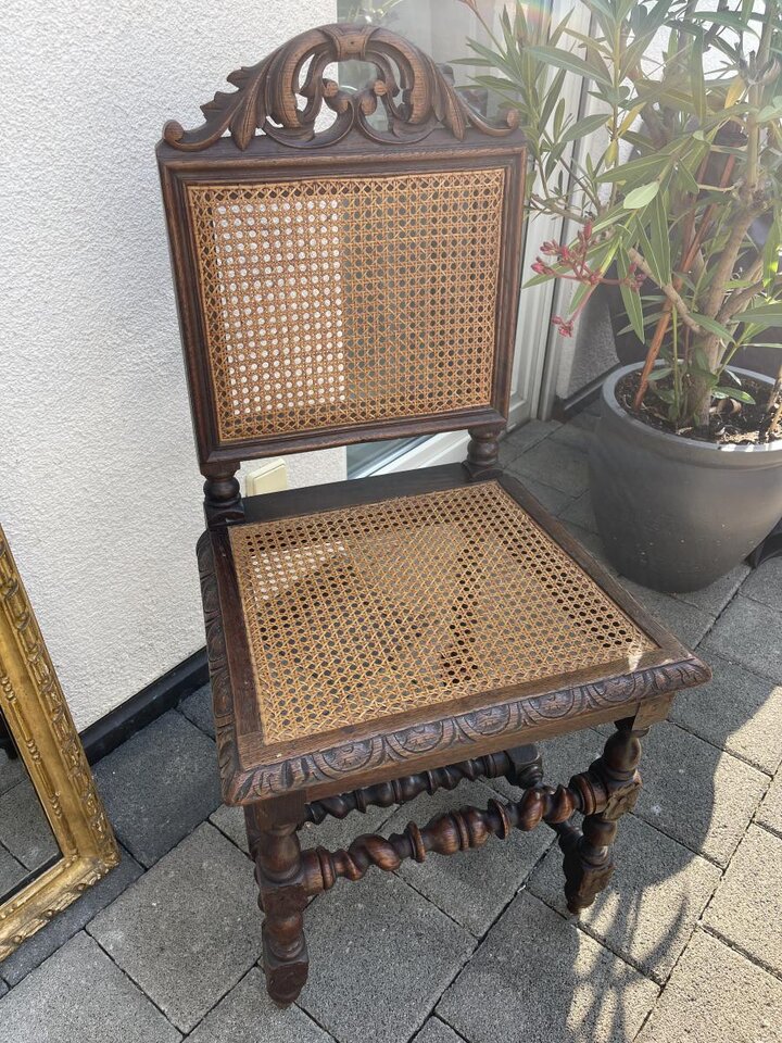 Huebscher-antiker-Stuhl-mit-Wiener-Geflecht-Frankreich-19-Jahrhundert.jpg