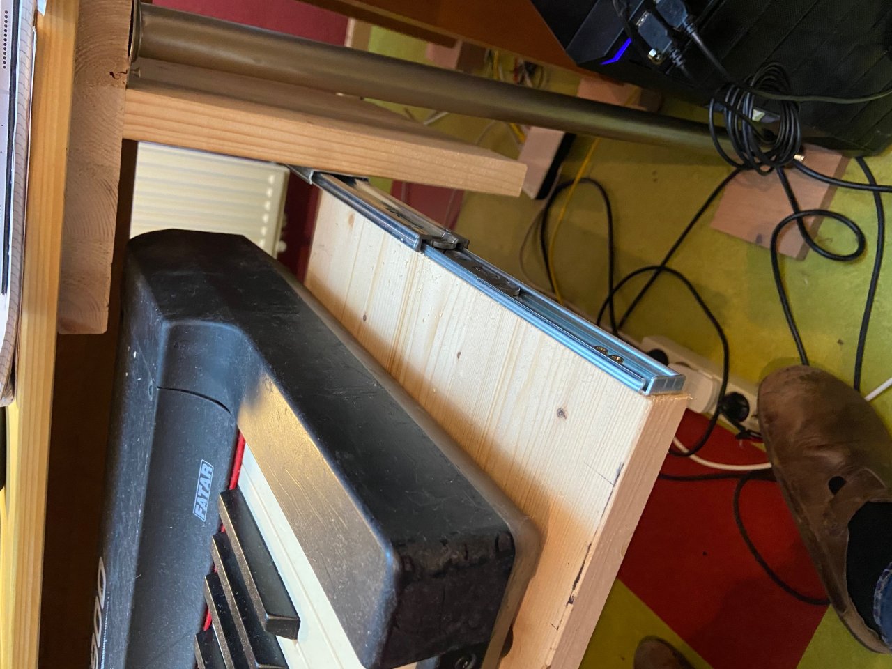 Höhenverstellbarer Studio Schreibtisch mit Pianoauszug. Erfahrungswerte??