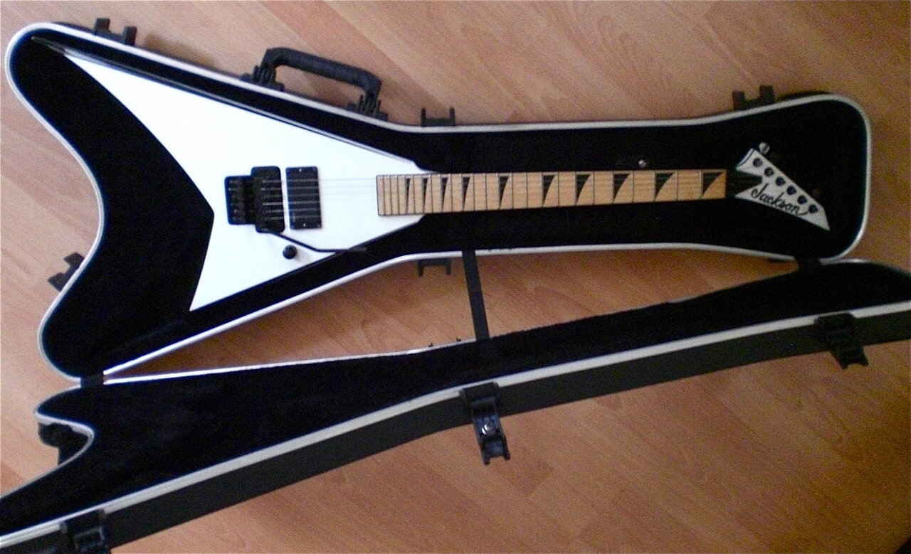 Jackson Randy Rhoads RR5-EMG_24_frets_Floyd_Rose_case.JPG