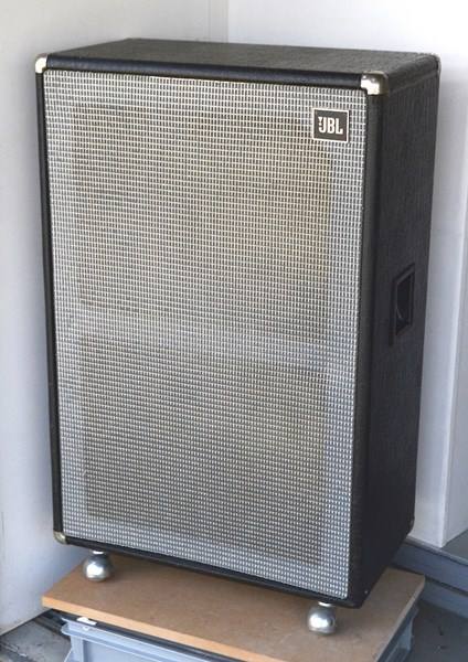 jbl-bass-box-leer-mit-fender-grill.jpg