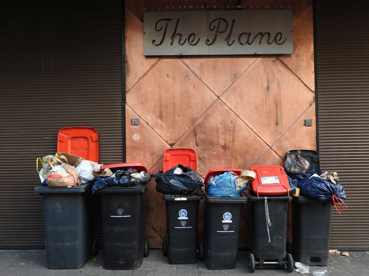 k waste bins - gr. freiheit 9.2 2.jpg