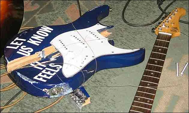 Gitarrenschändung auf höchstem Niveau durch Matthew Bellamy u.a.