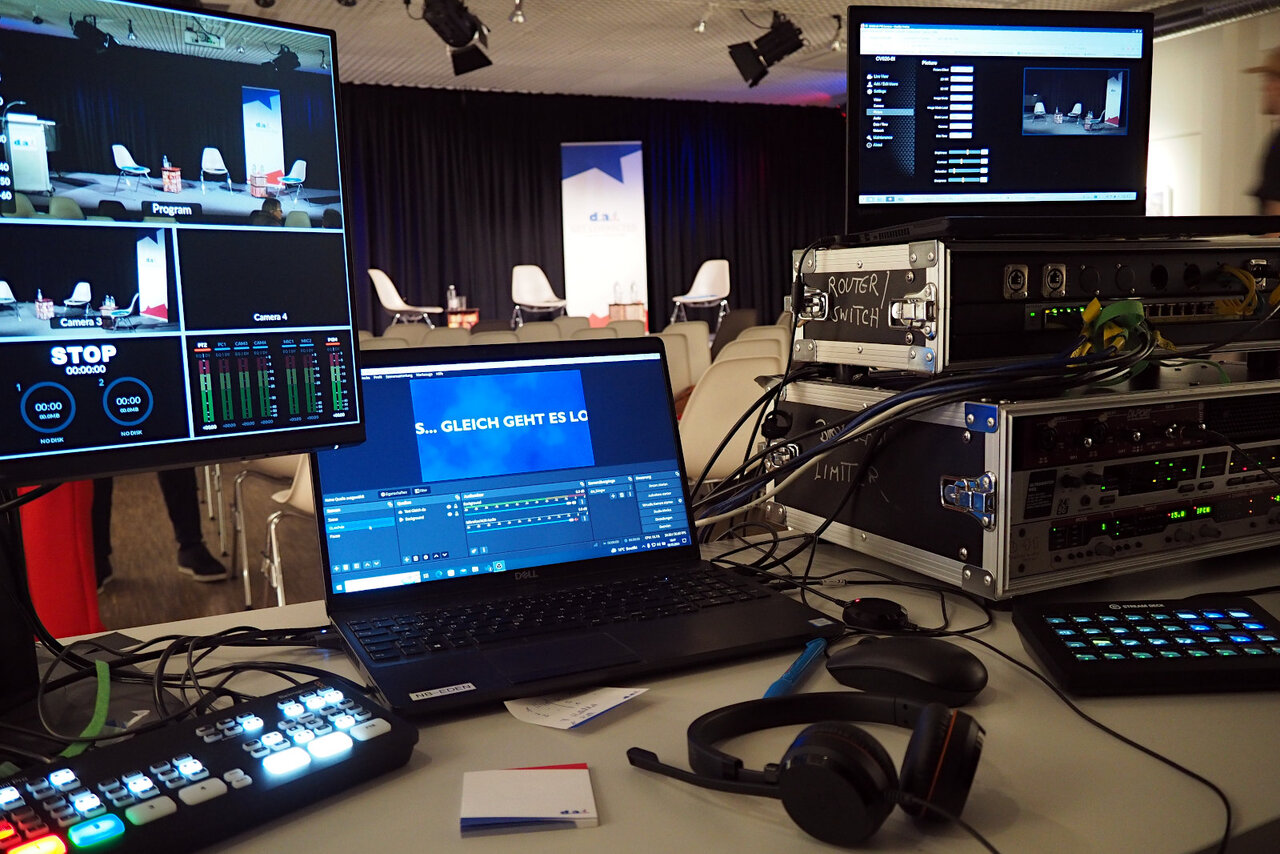 livestream-hybrid-event-1-mb.jpg