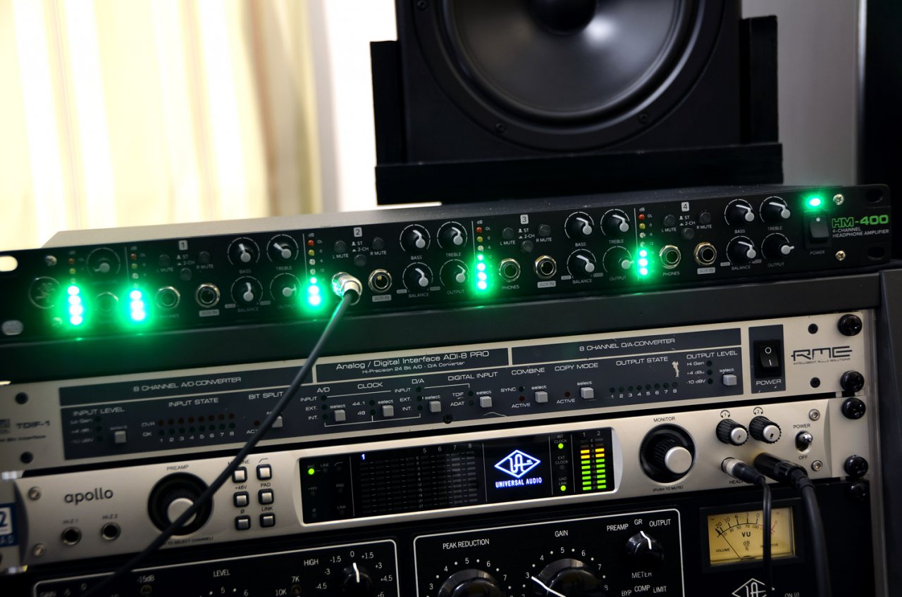 Mackie_HM-400_02.jpg