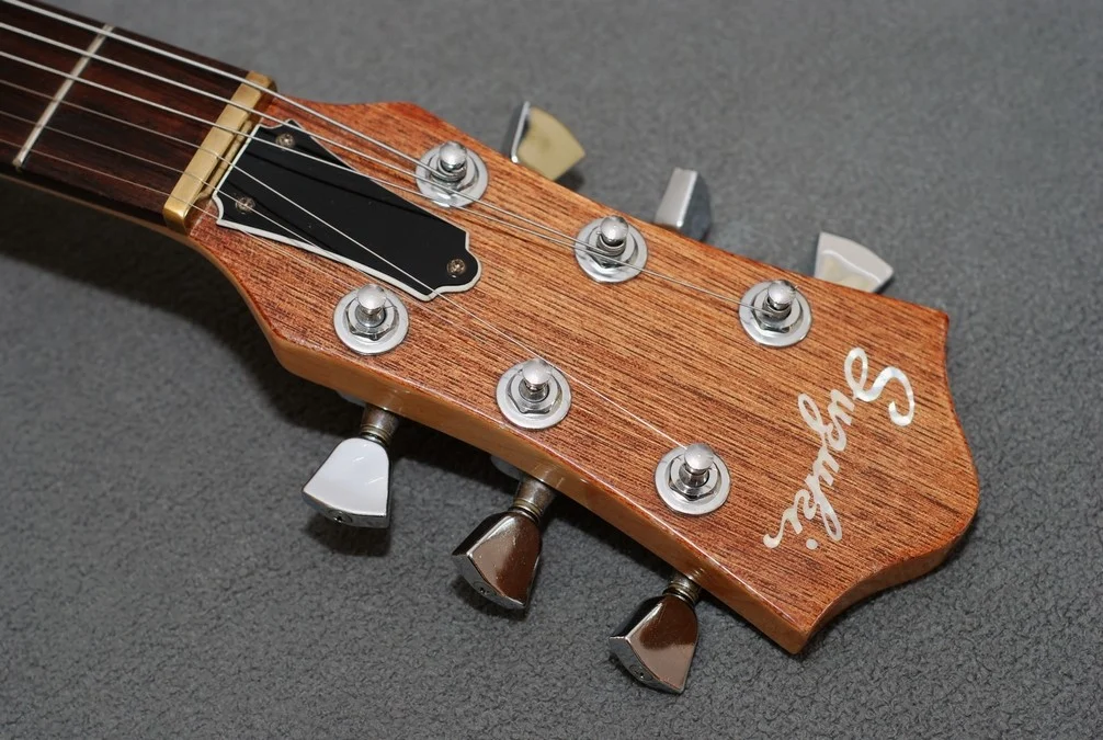 Mittel_Gitarre 370-01.jpg