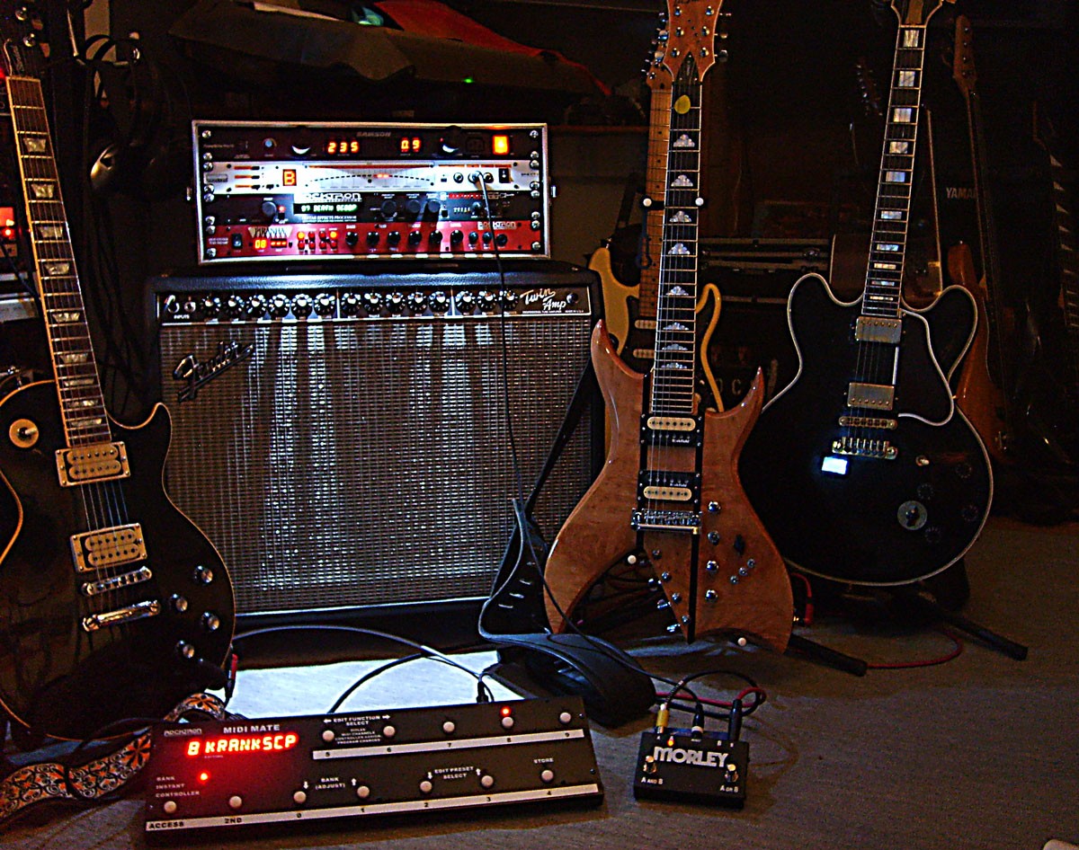 MuBo_BildUebEcke_TwinRackGuitars.jpg