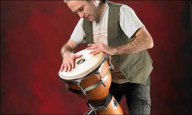 Wie kriegt man solche Sounds bei der Djembe hin?