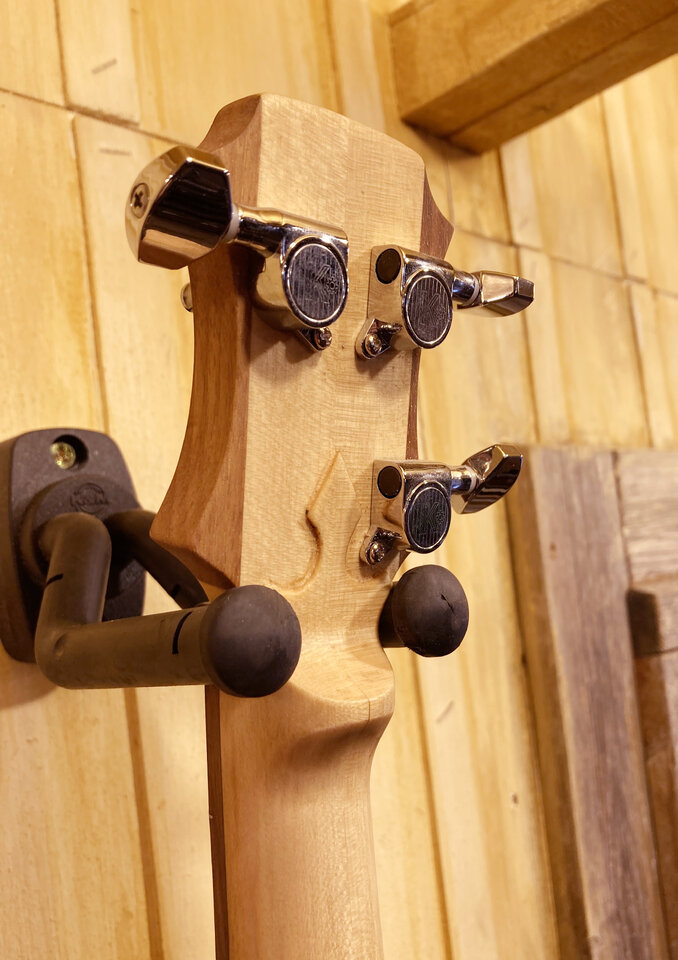 neck-of-a-3saiter-custom-guitar.jpg