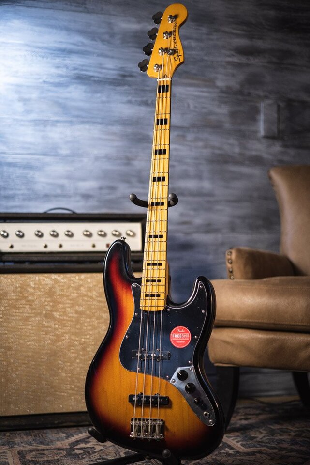 new_squier_classic_vibe_70s_jazz_bass_haggertys_09.jpg
