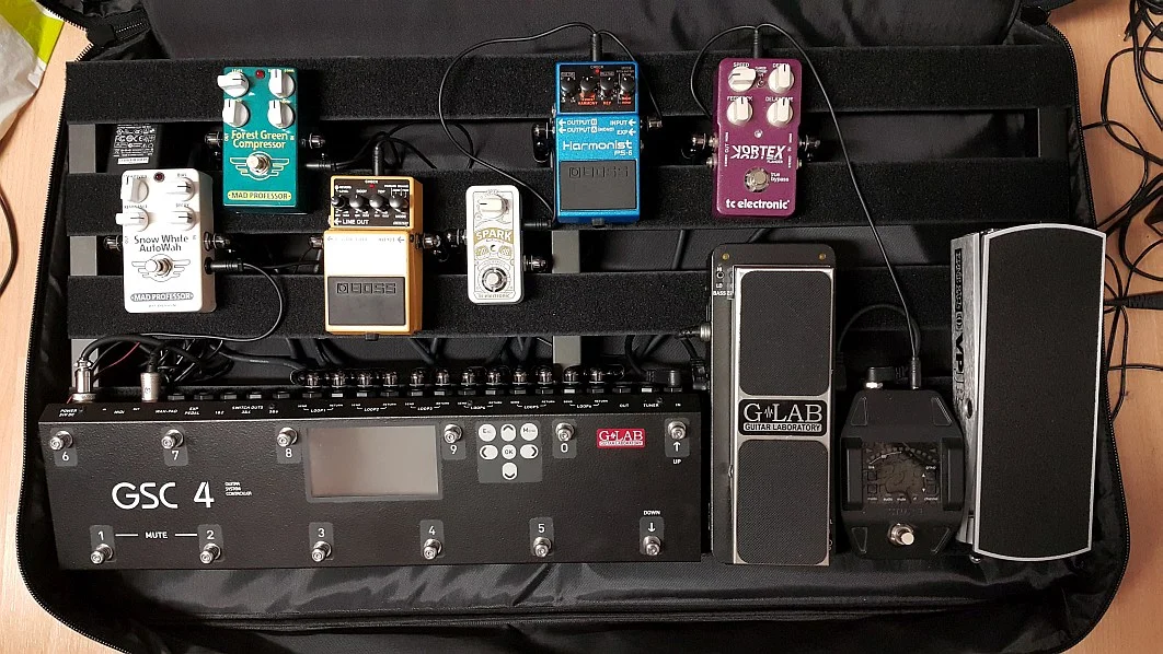 Pedaltrain-mit-Volume-Pedal.webp
