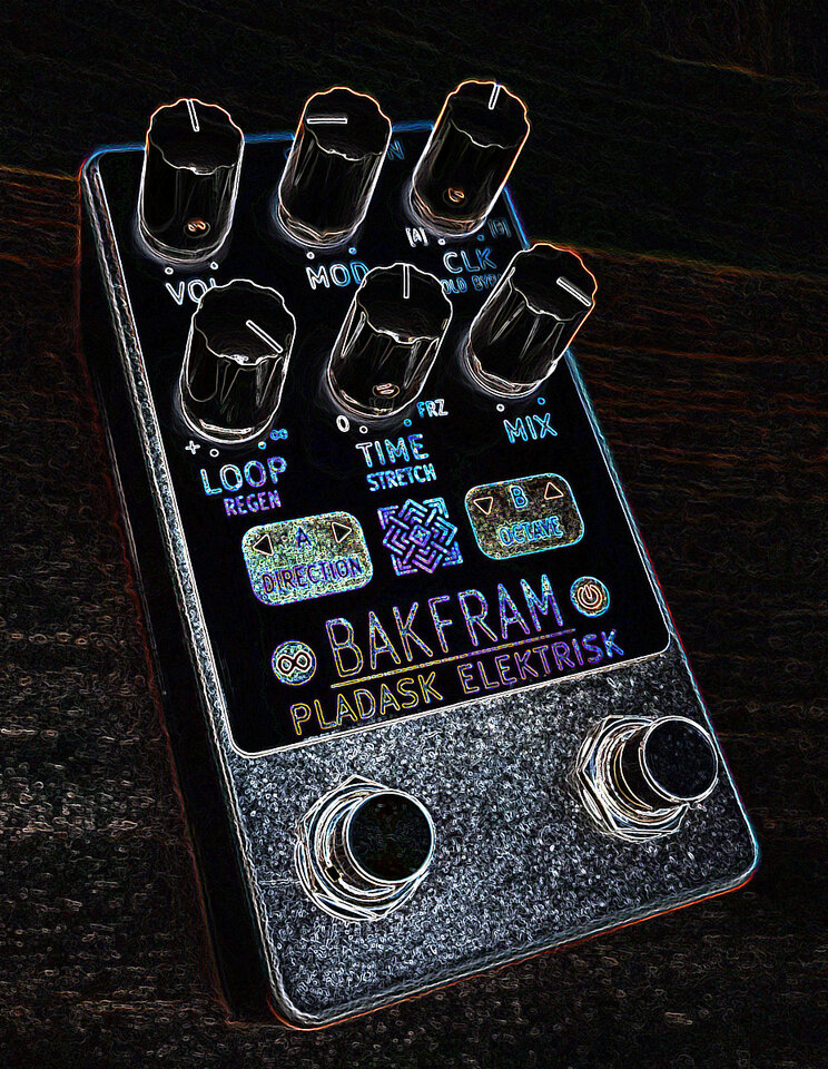 Pladask-Bakfram-GlowingEdges-1200px.jpg