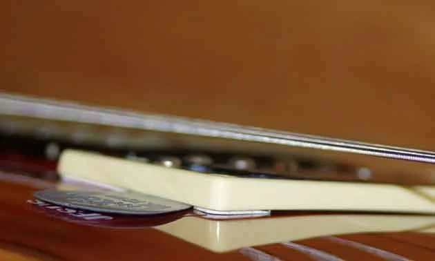 Modifikationstrick: Das Plektrum an der Gitarre 