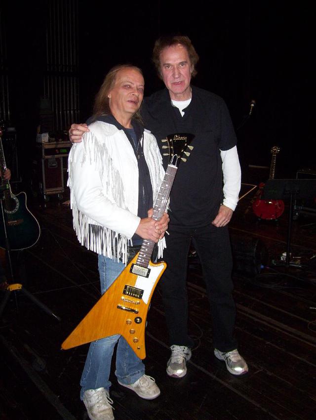 Ray Davies mit einer Glen Miller Gibson (keine Umlenkrollen).jpg