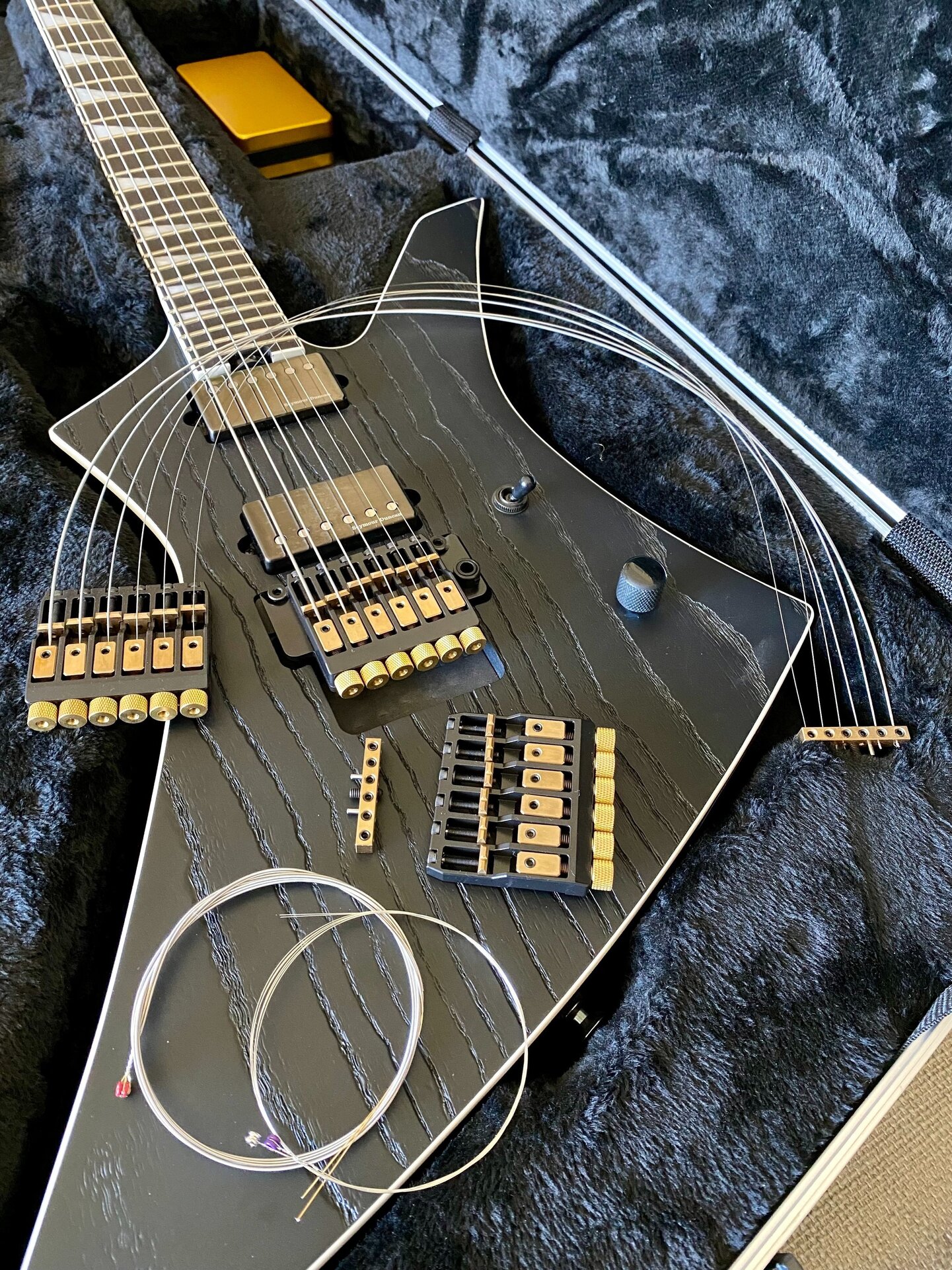 Rock-In-Tune-Black-Guitar4.jpg