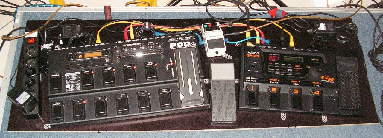Roland GR-33 Line 6 Pod XT Live.jpg