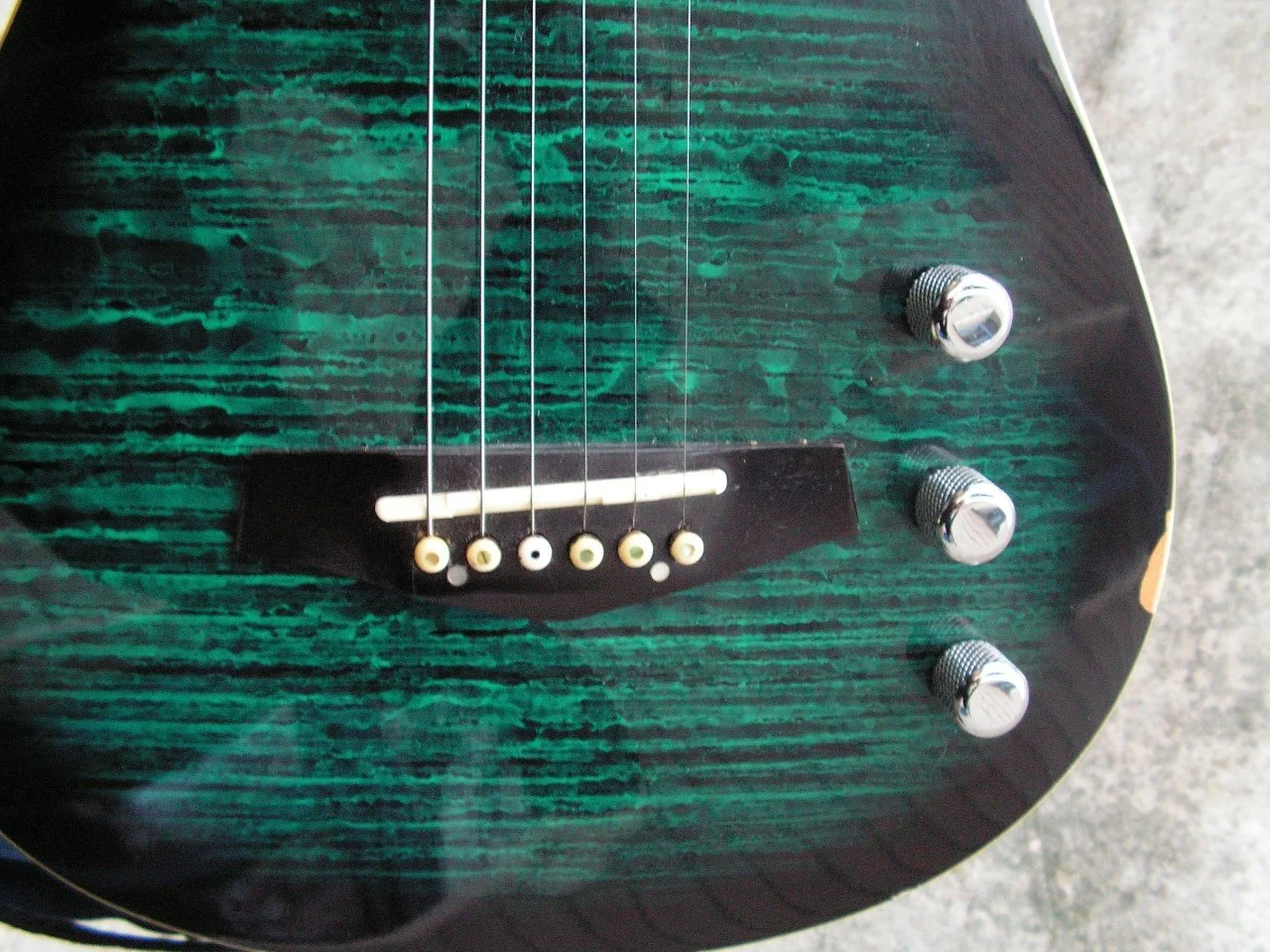 samick e-acoustic controlls.webp