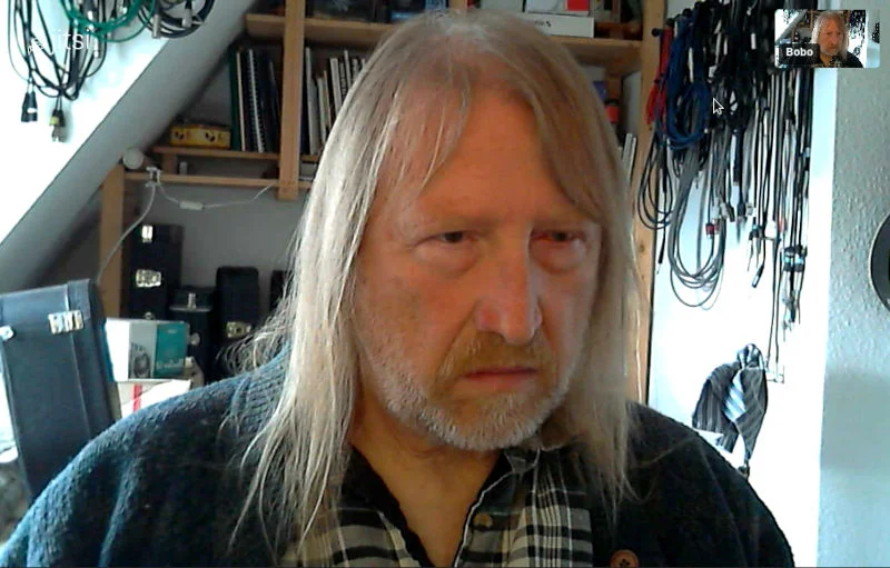 Screenshot video call im Gitarrenraum.webp