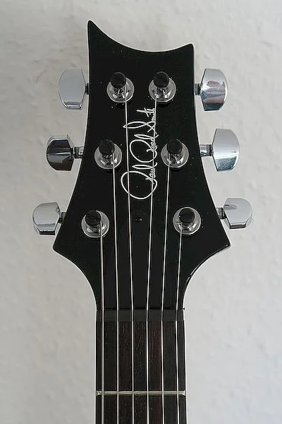 SE EG schwarz Headstock.jpg