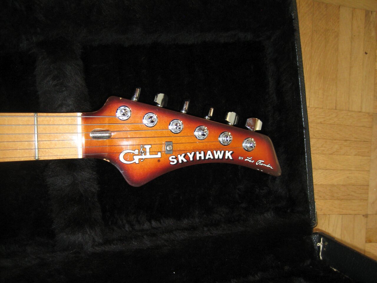 Skyhawk sunburst Kopfplatte vorne_edit.jpg