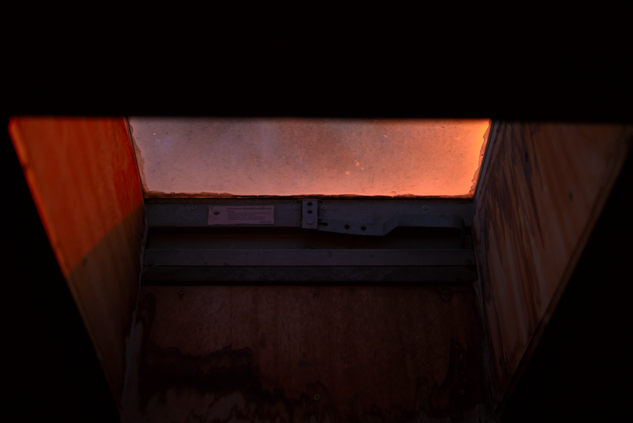 Sonnenuntergang in dreckigem Dachfenster no 2 klein.png