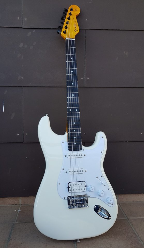 Squier Bullet Strat HSS HT 03_K.jpg
