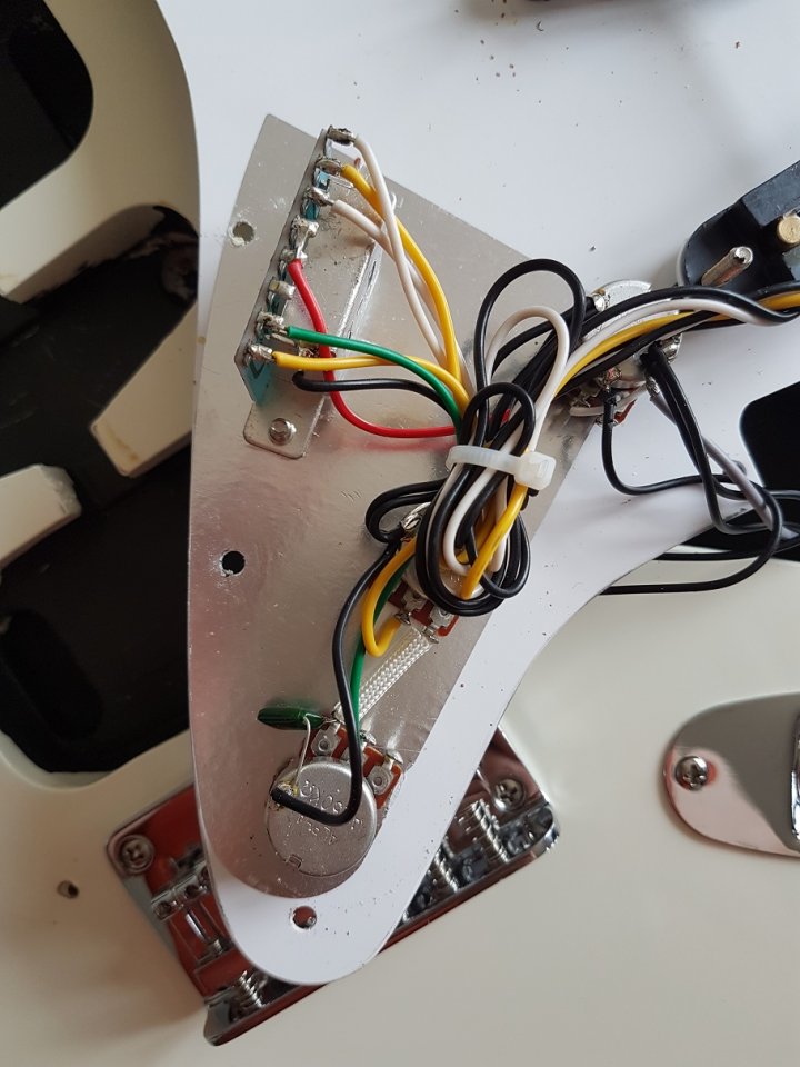 Squier Bullet Strat HT 001_K.jpg