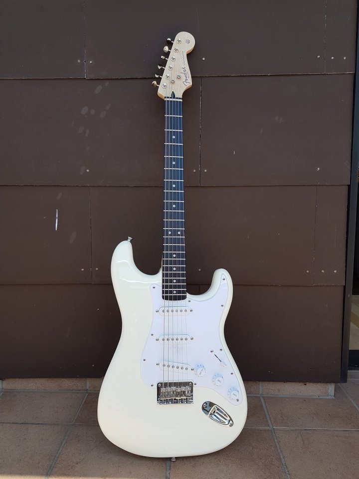 Squier Bullet Strat HT 001_K.jpg