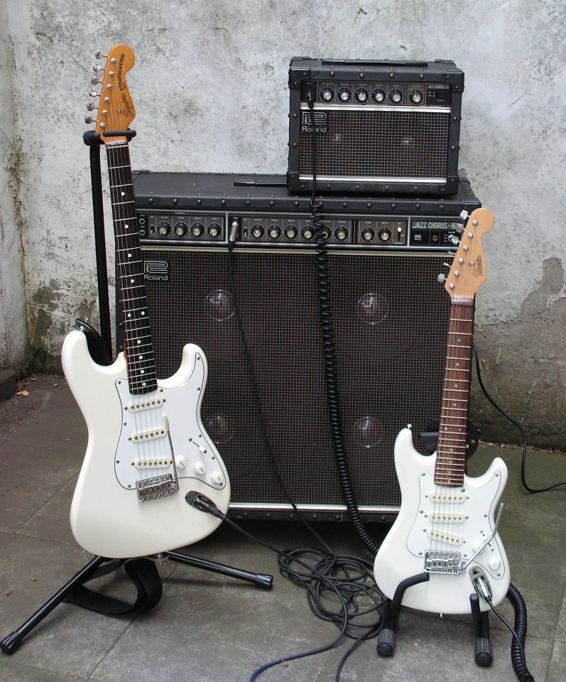 Squier Stratocaster 62 JV, Roland JC 160 und JC 20, Firefox Mini Strat family meeting.jpg