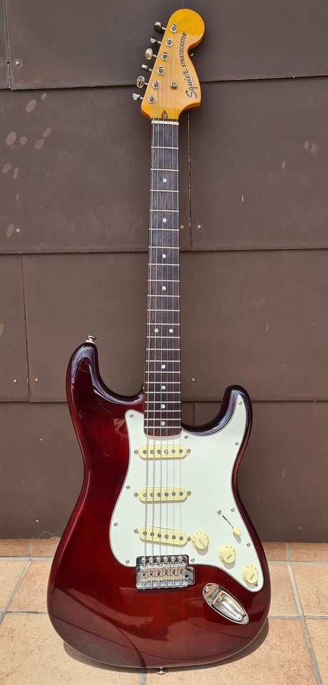 Squier Stratocaster HSS 02_K.jpg