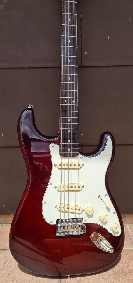 Squier Stratocaster HSS 03_K.jpg