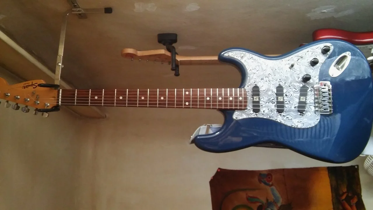 Squier_bullet_Strat_blue.jpg