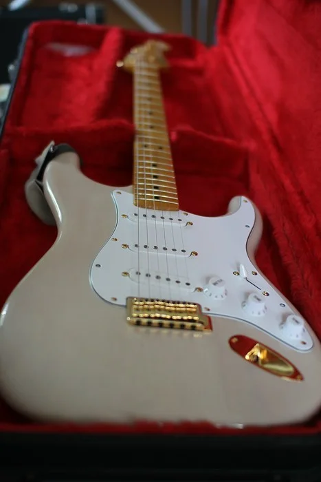 strat-cv50.jpg