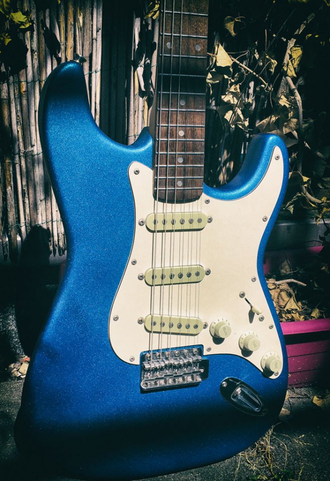 STRAT_Blue_01.jpg