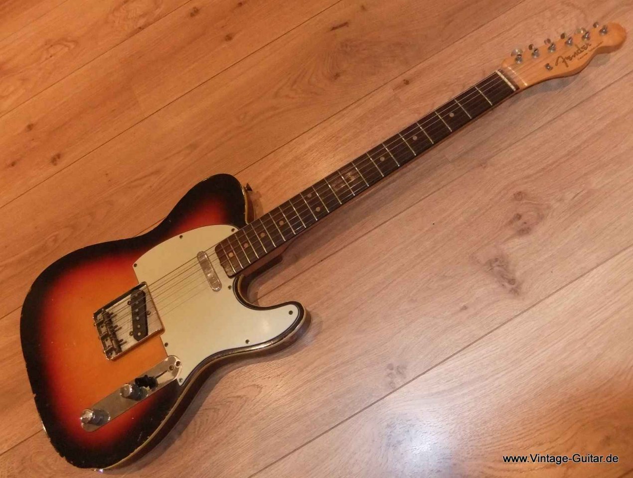 Telecaster_Fender-Custom-brown-case-sunburst-1962-001.jpg