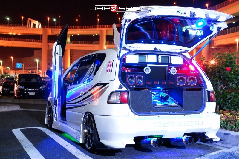 TOYOTA-Ipsum-Sotomuki-style-dress-up-car-blue-light-with-audio-system-at-Daikoku-PA-01.jpg