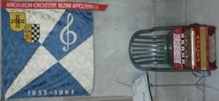 Übungsplatz unter Fahne.jpg