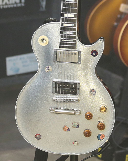 viv-guitar1-WEB.jpg