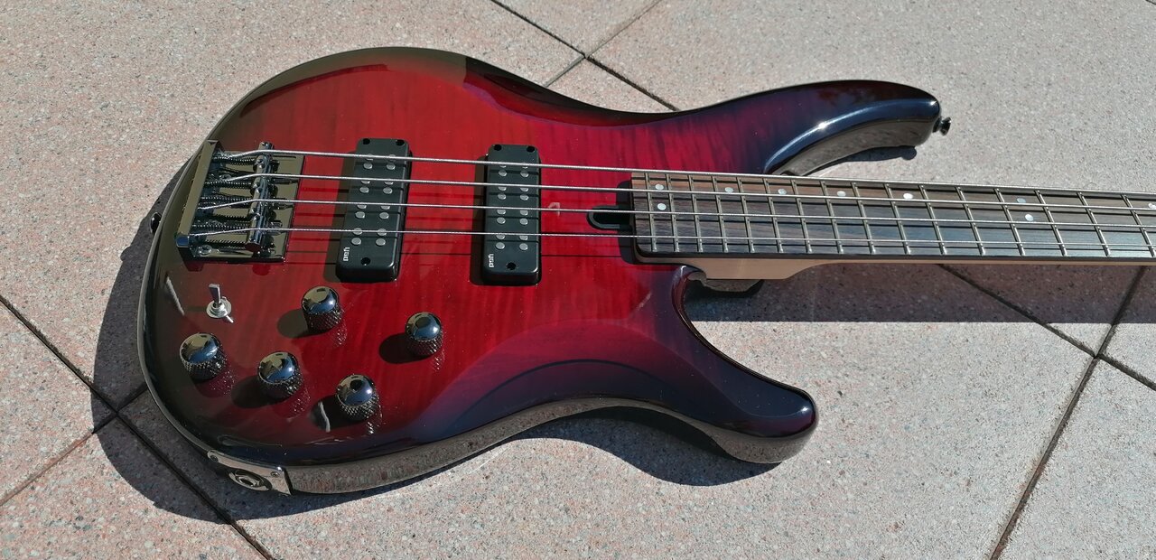 Yamaha TRBX604FM 01.jpg
