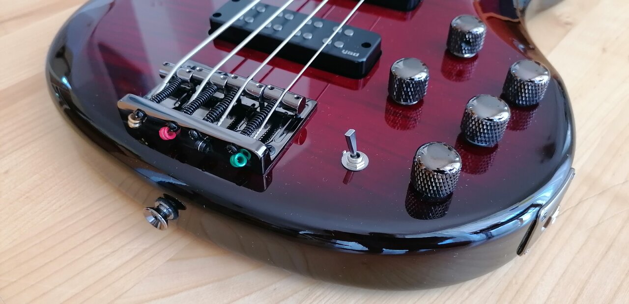 Yamaha TRBX604FM 04.jpg