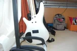 Bass_und_E-Gitarre.webp
