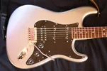 Fender-Am-Dlx-Strat-HSS-1.webp