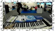 Musikmesse 2014 estfa GOPR0096 Istanbul Becken ss 0414 R rollbares Keyboard.webp