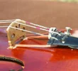 - Twin Spot als Tonabnehmer unter den Stegfüßen der akustischen Geige