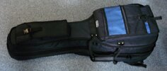 - Doppel-Gigbag für Gitarren (1x E-/1x A-Git.)