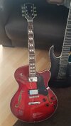 - Hollow ES-Style Gitarre