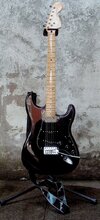 Squier Vintage Modified Stratocaster 70s SSS MN BLK 2018.jpg