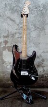 Squier Vintage Modified Stratocaster 70s SSS MN BLK 2018.jpg