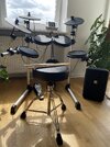 1x Millenium MPS-150 E-Drum Set + Millenium MDT4 Drummersitz Rund + Drummsticks + Lautsprecher