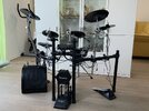 E-Drumkit Roland TD-4 V-Drums, Verstärker Fame AP 30, Stuhl, Drumsticks